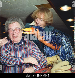 Rod Hull et ses marionnettes à plumes uem vu ici terroriser les clients dans Glasgow. 18 Octobre 1980 Banque D'Images