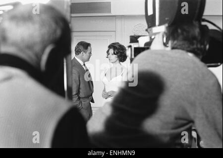 Marlon Brando et Sophia Loren vu ici au cours de film de ' La Comtesse de Hong Kong ' à Pinewood Studios. Le film est réalisé par Charlie Chaplin. 21 Janvier 1966 Banque D'Images