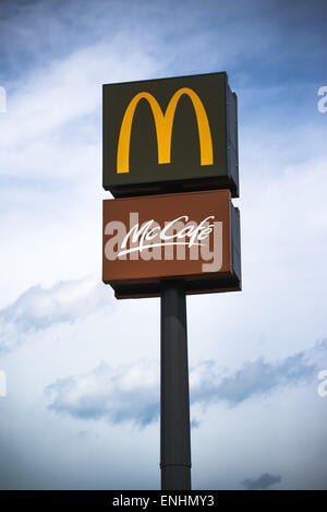 NOVI SAD, SERBIE - 5 mai 2015 : MCDONALD'S et McCafe Signes sur poster pour marquer la restauration rapide. Illustartive éditorial pour McDo Banque D'Images