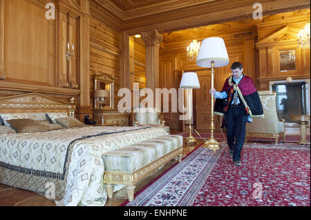 22 avril 2015 - Kiev, Ukraine - la chambre à coucher de la société Janoekovitsj dans son palais.Le quard du palais est Pjotr Olejnic. Age 34 ans...l'immense palais de l'ancien président Viktor Ianoukovitch est estimée à 340 mètres carrés acres, avec une résidence principale, une maison d'hôtes, un garage fermé la taille d'un pont parking urbain, un spa, une salle de réunion, un zoo, un parcours de golf, une salle de bal (toujours en construction) et un galion sur le fleuve Dniepr. (Crédit Image : © Hans Van Rhoon/ZUMA/ZUMAPRESS.com) fil Banque D'Images