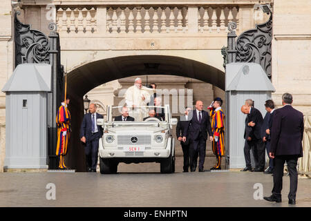 La cité du Vatican. 06 mai, 2015. Le pape François 06 mai 2015 Audience générale sur la Place Saint-Pierre : crédit facile vraiment Star/Alamy Live News Banque D'Images