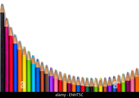 Droit d'une collection de crayons de couleur disposés dans une courbe avec des prix pour votre texte Banque D'Images