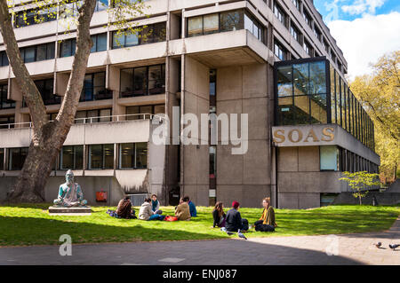 Les étudiants sur le campus à SOAS, université de Londres (connu officiellement sous le nom de l'École des études orientales et africaines) Banque D'Images