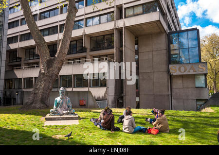 Les étudiants sur le campus à SOAS, université de Londres (connu officiellement sous le nom de l'École des études orientales et africaines) Banque D'Images