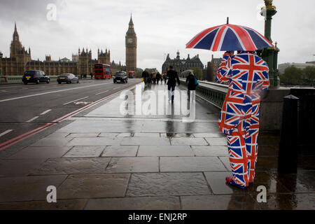 Londres, Royaume-Uni. 6 mai, 2015. Météo France : Les vents violents et les conditions météorologiques humides herald une semaine au Royaume-Uni moins de 24 heures avant l'élection générale du pays. Peu probable que les perspectives d'un gouvernement majoritaire à la fin de la semaine, les offres d'houleux entre partis politiques. Credit : RichardBaker/Alamy Live News Banque D'Images