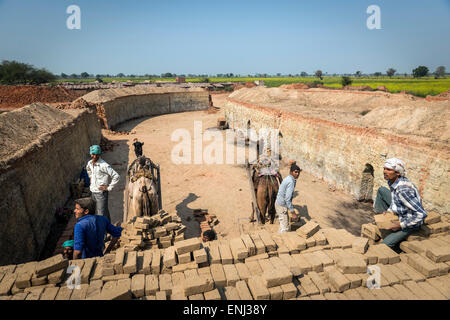 Les personnes travaillant à un brick works dans l'Uttar Pradesh, Inde Banque D'Images