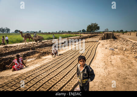 Les personnes travaillant à un brick works dans l'Uttar Pradesh, Inde Banque D'Images
