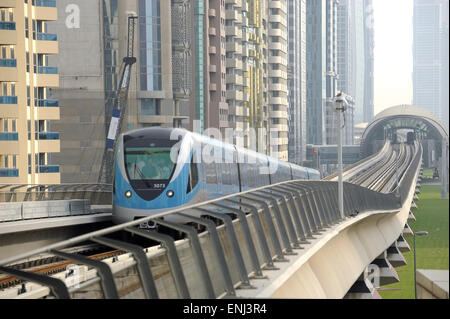 La station de métro de Dubaï en laissant le long de la Route Sheikh Zeyad aux Emirats Arabes Unis Banque D'Images