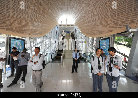 Les passagers qui quittent une station de métro de Dubaï Banque D'Images