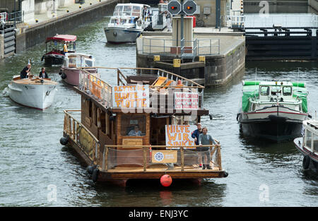 Berlin, Allemagne. 06 mai, 2015. Les fournisseurs de bateaux de location, bateaux, navires traditionnels et passer le Muehlendamm lock procession au cours d'une manifestation à Berlin, Allemagne, 06 mai 2015. La protestation est dirigée contre un arrêté sur la location de bateaux à passagers et de sport, qui ne permet de grands navires à passagers de prendre les passagers sur la rivière Spree. Photo : SOEREN STACHE/dpa/Alamy Live News Banque D'Images