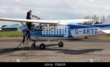 Un avion léger Cessna 172 être ravitaillé à un aérodrome flying club Banque D'Images