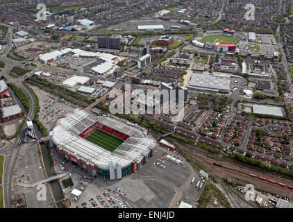 Vue aérienne de Old Trafford Manchester United Football ground et du Lancashire County Cricket Club Stadium dans la distance, UK Banque D'Images