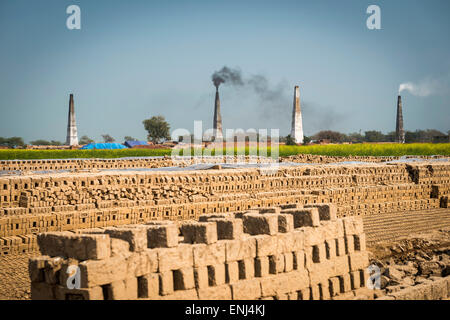 Brick Works dans l'Uttar Pradesh, Inde Banque D'Images