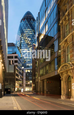 Le Gherkin,30 St Mary Axe de nuit,Ville de Londres, Angleterre Banque D'Images