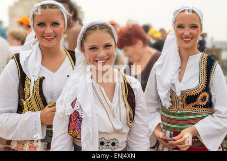 Les jeunes filles en robe folklore serbe traditionnel,les participants au festival international de folklore,Belgrade,Serbie Banque D'Images