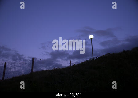L'éclairage de rue dans les villages côtiers, ciel du soir, nuages, Normandie, France Banque D'Images