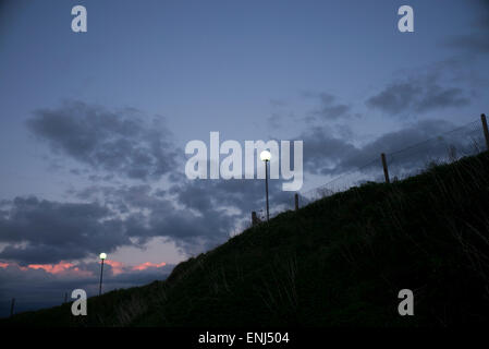 L'éclairage de rue dans les villages côtiers, ciel du soir, nuages, Normandie, France Banque D'Images