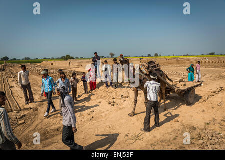 Brick Works dans l'Uttar Pradesh, Inde Banque D'Images