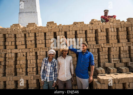 Les travailleurs manuels à un brick works dans l'Uttar Pradesh, Inde Banque D'Images