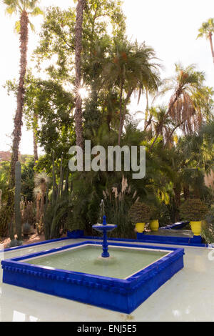 Yves Saint Laurent jardin bassin fontaine Maroc Marrakech Marrakech jardins marocains jardin Majorelle Banque D'Images