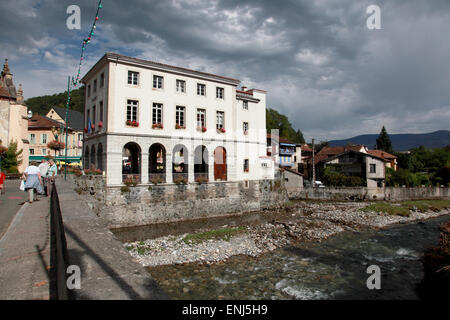 L'hôtel de ville et le pont sur la rivière Salat à Seix, Ariège, Midi Pyrénées, France Banque D'Images