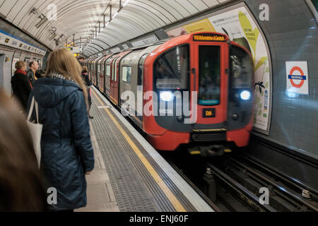 Les banlieusards de la station de métro Vauxhall, Londres, Angleterre Banque D'Images