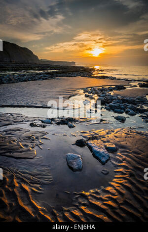 Coucher de soleil sur la plage de Kilve Somerset. Banque D'Images