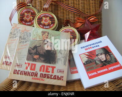 Moscou, Russie. 04 mai, 2015. Les enveloppeurs chocolat russe écrit avec '70 ans - grande victoire" ou "Gloire à l'Armée Rouge' vu à Moscou, Russie, 04 mai 2015. Photo : ULF MAUDER/dpa/Alamy Live News Banque D'Images