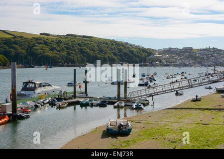 Bateaux amarrés sur la rivière Fowey à Fowey, Cornwall, Angleterre Banque D'Images