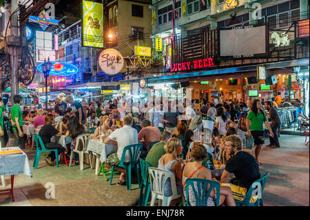 Les vendeurs de rue, les habitants et touristes se mêlent le long de la route Khao San dans la nuit. Bangkok. La Thaïlande. Banque D'Images