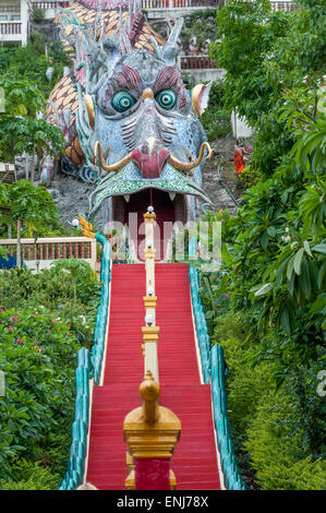 Étapes menant à la Wat Ban Tham ou le Temple du Dragon. Kanachanaburi. Thaïlande Banque D'Images