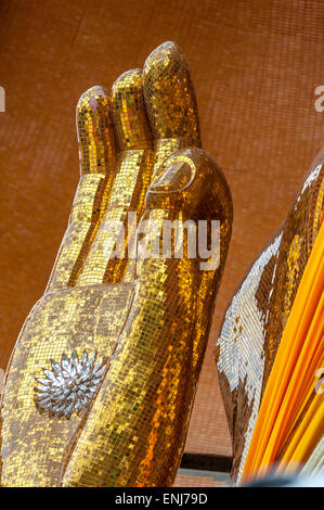 Big Bouddha en or dans le temple Wat Tham Seua. Kanchanaburi. Thaïlande Banque D'Images