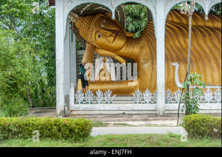 L'homme prend une photo du grand Bouddha couché. Wat Somdet. Sangkhlaburi. La province de Kanchanaburi. L'ouest de la Thaïlande Banque D'Images