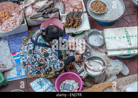 La rue du marché vendeur vendre du poisson frais près de la Khao San Road. Bangkok. Thaïlande Banque D'Images