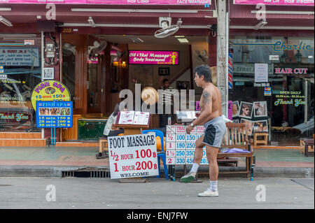 Un homme jouant au football dans la rue de Khao San Road. Bangkok. Thaïlande Banque D'Images