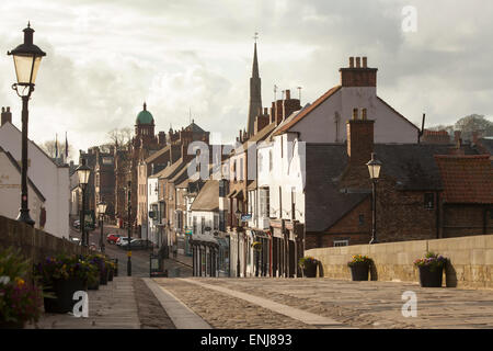 Vue sur la skyline de Durham d'Elvet Bridge tôt le matin Banque D'Images