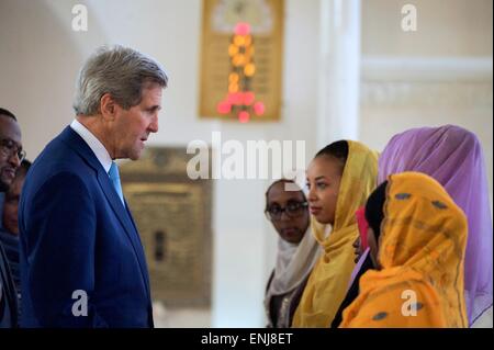 Djibouti. 06 mai, 2015. Le secrétaire d'Etat américain John Kerry flanqué parle avec les jeunes femmes djiboutiennes au cours d'une réunion avec les jeunes à l'islamique mosquée Salman 6 mai 2015 à Djibouti, Djibouti. Banque D'Images