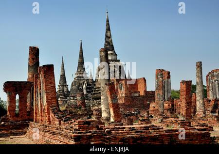 Ayutthaya, Thaïlande : Trois grands Chedis construit en forme de cloche comme tombes royales et les ruines du Palais Royal, du Wat Phra Si Sanphet Banque D'Images