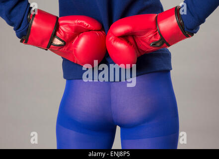 Boxer wearing red 10 oz gants de boxe et des collants bleus Banque D'Images