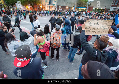 Manifestations dans le côté ouest de la ville de Baltimore après la conférence liée au décès de Freddie Gray Banque D'Images