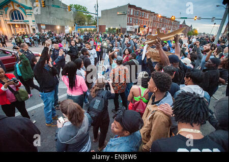 Manifestations dans le côté ouest de la ville de Baltimore après la conférence liée au décès de Freddie Gray Banque D'Images