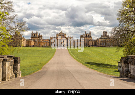 Vue depuis le grand pont (par John Vanbrugh ) sur le Palais de Blenheim, Woodstock, Oxfordshire, Angleterre, Royaume-Uni. Banque D'Images