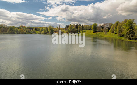 Vue panoramique sur le lac dans le magnifique paysage du parc, qui entoure le Palais de Blenheim, Woodstock, Oxfordshire, England, UK. Banque D'Images