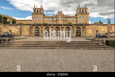 Façade ouest de Blenheim Palace, de l'eau inférieure exposée avec des fontaines, des sculptures et deux sphinx, Woodstock, Oxfordshire, Angleterre Banque D'Images