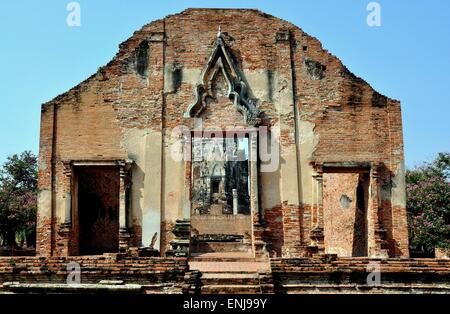 Ayutthaya, Thaïlande : entrée de brique façade de l'Ubosot hall sanctuaire ruines de Wat Ratchaburana Banque D'Images