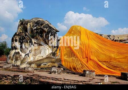 Ayutthaya, Thaïlande : Le grand Bouddha couché, drapé d'une écharpe orange, au Wat Lokaya Sutha * Banque D'Images