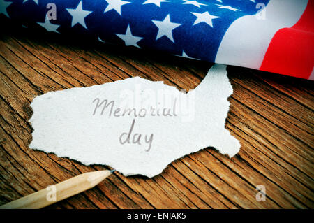 Un morceau de papier en forme de United States avec le mot Memorial Day écrit en C, placé sur un fond de bois à côté de t Banque D'Images