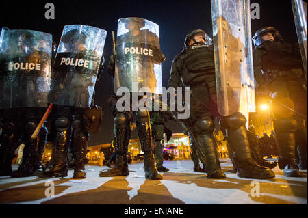 Après le décès de Freddie cdp gris, West Baltimore a éclaté au cours d'émeutes et de protestations de la tentative d'attirer l'attention sur les brutalités policières au sein de la Police de Baltimore. Ici, ainsi que d'un groupe de manifestants se sont réunis à New York et l'Avenue du Nord dans l'ouest de Baltimore, la police anti-émeute armés pour faire respecter l'attente 10h00 couvre-feu. Banque D'Images