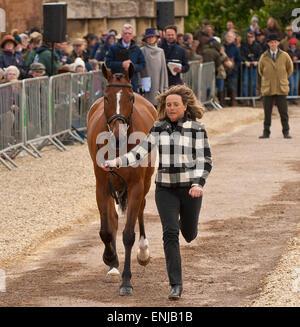 Badminton, Gloucestershire, Royaume-Uni. 6 mai, 2015. Pippa Funnel montrant repensé à la première inspection des chevaux à la Mitsubishi 2015 Badminton Horse Trials. Crédit : charlie bryan/Alamy Live News Banque D'Images