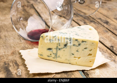 Carte des vins Restaurant l'arrière-plan. Le fromage bleu sur papier avec un verre de vin rouge sur la table en bois Banque D'Images